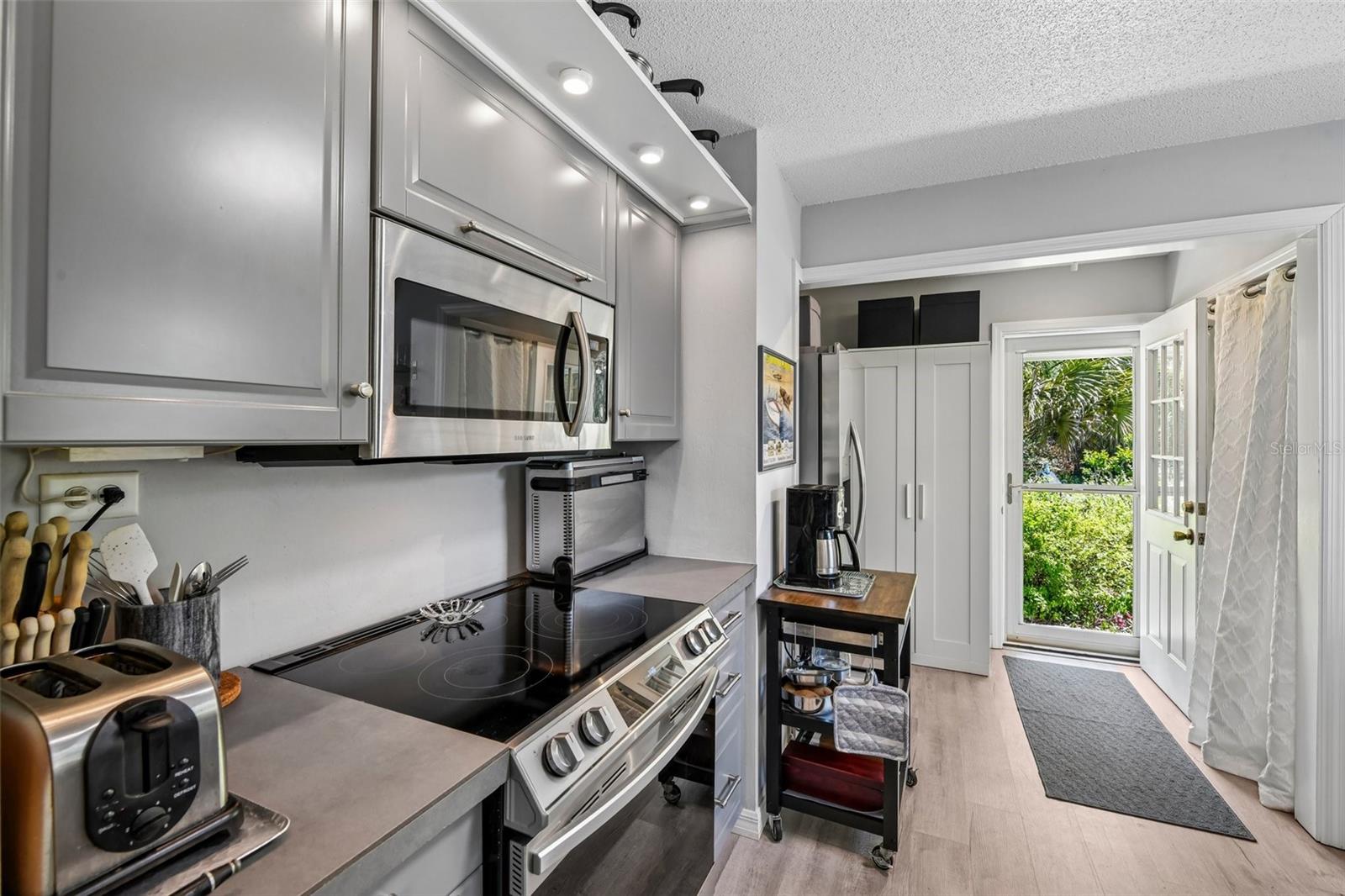 1073 CENTRAL ST, MOUNT DORA, FL, 32757