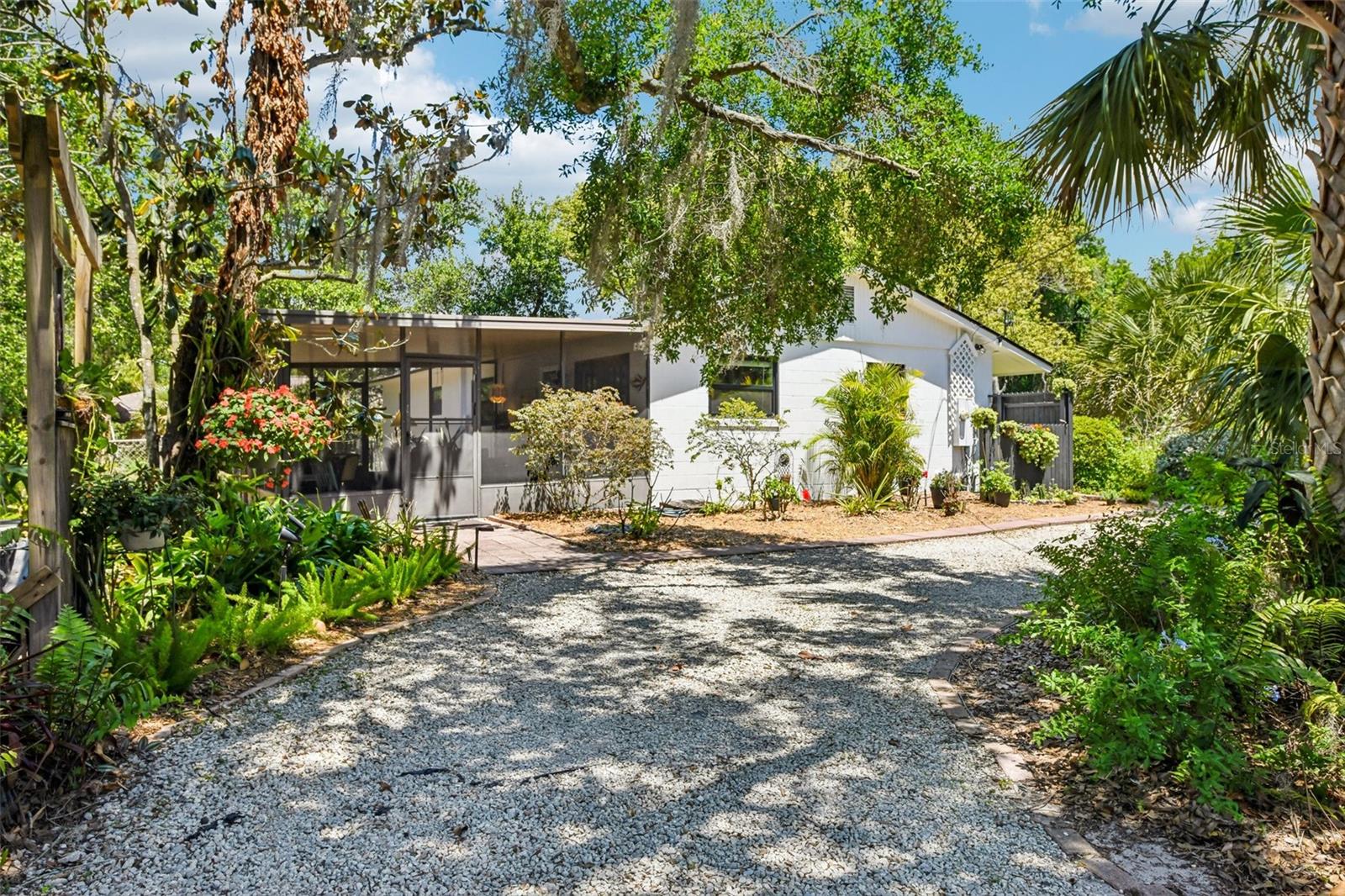 1073 CENTRAL ST, MOUNT DORA, FL, 32757