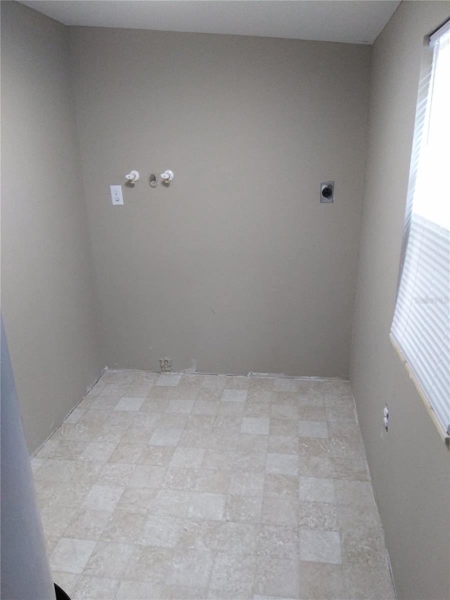 910 9TH AVE SW, LARGO, FL, 33770