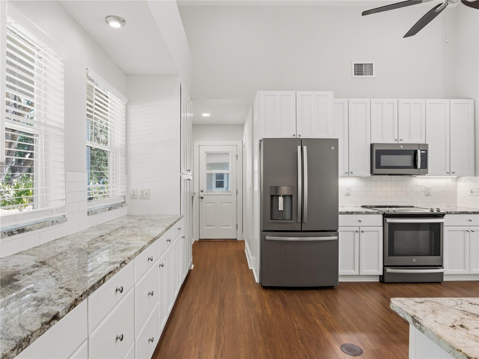 6043 LAKE ERIE RD, GROVELAND, FL, 34736