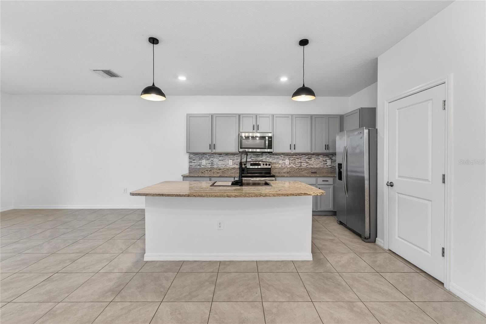 136 MANGROVE SHADE CIR, APOLLO BEACH, FL, 33572