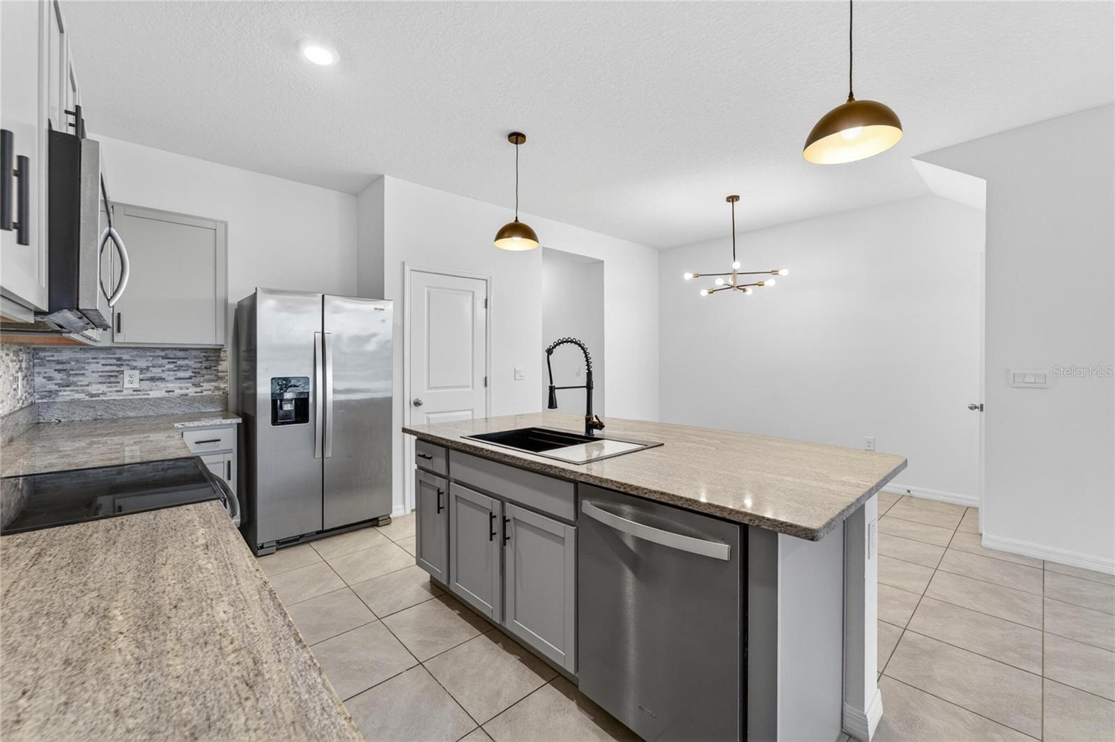 136 MANGROVE SHADE CIR, APOLLO BEACH, FL, 33572