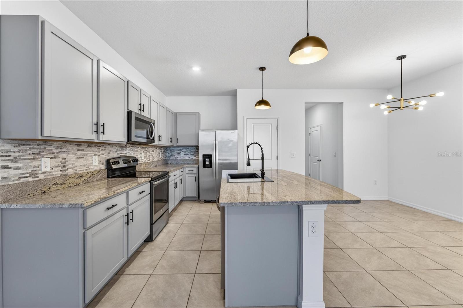 136 MANGROVE SHADE CIR, APOLLO BEACH, FL, 33572