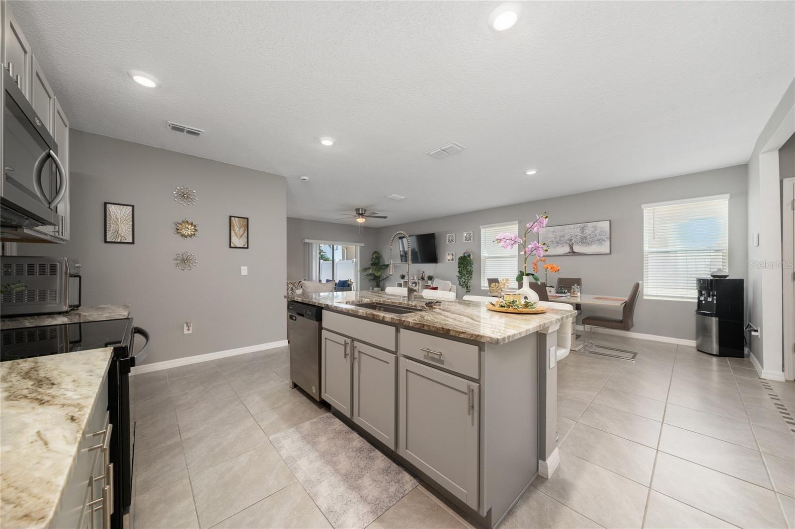 928 AUGUST SKY DR, DELTONA, FL, 32738