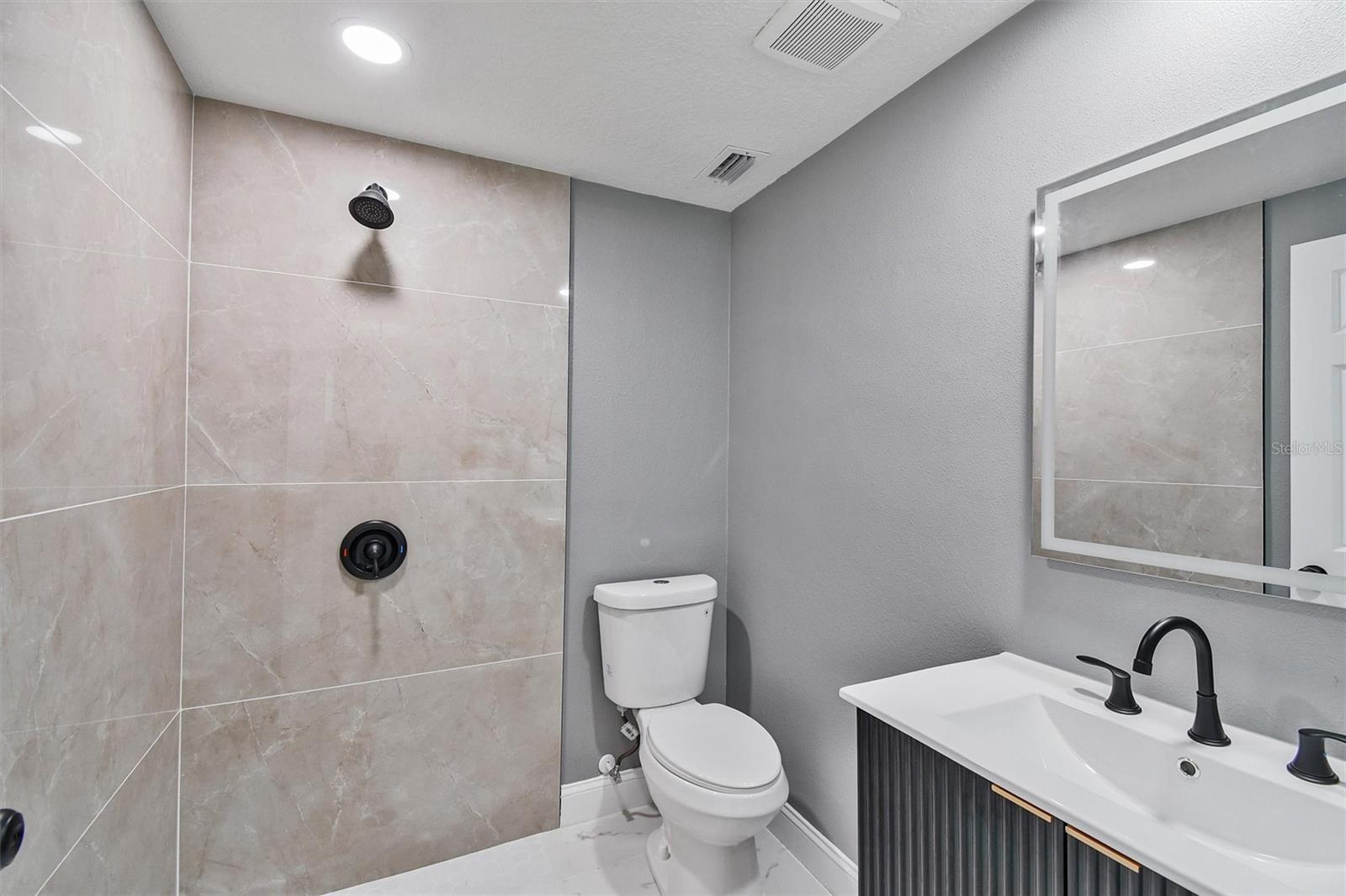 8801 THOUSAND OAKS CT, TAMPA, FL, 33634