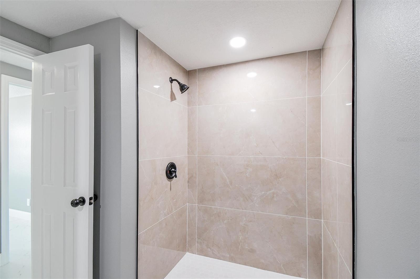 8801 THOUSAND OAKS CT, TAMPA, FL, 33634