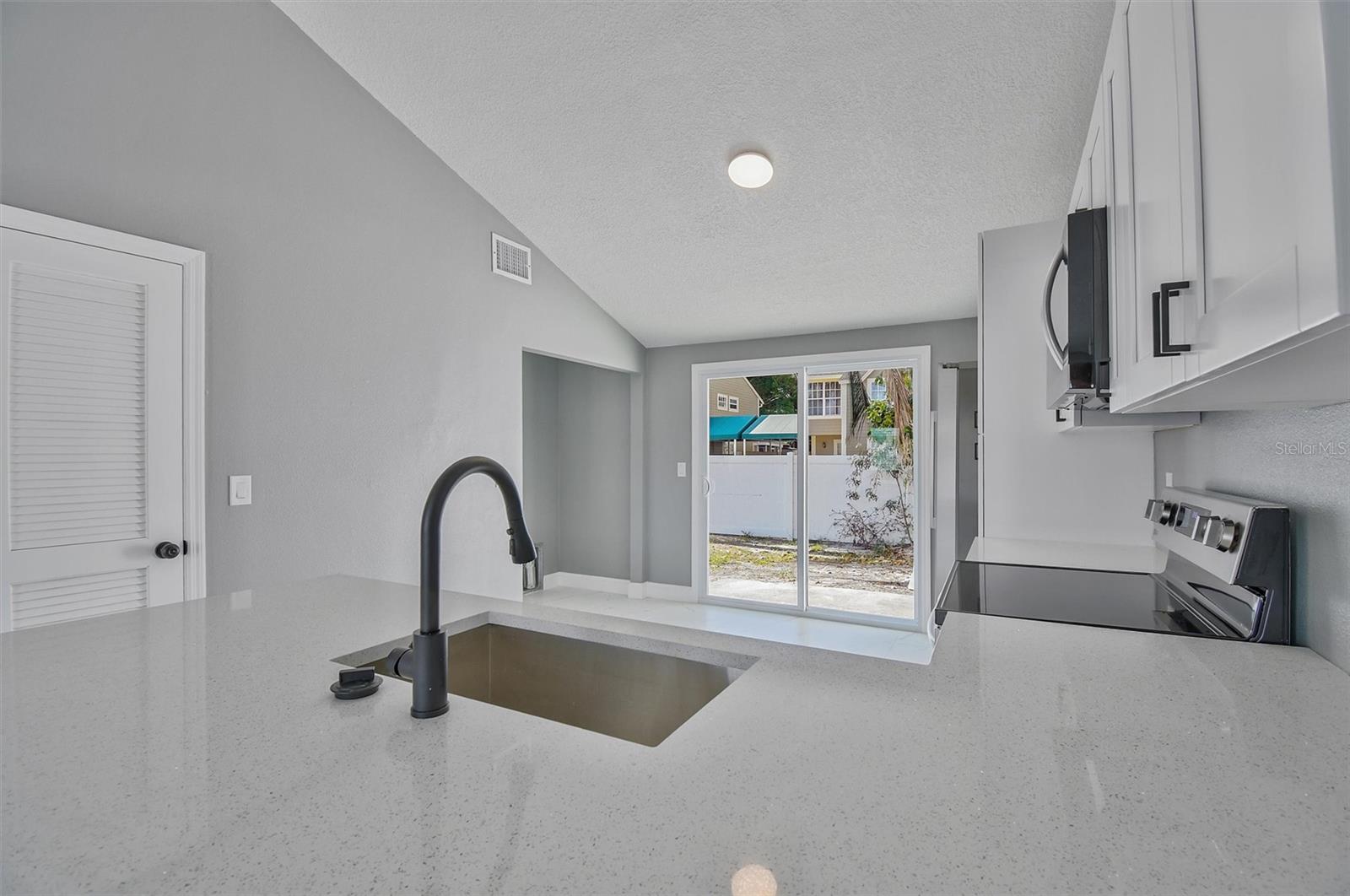 8801 THOUSAND OAKS CT, TAMPA, FL, 33634