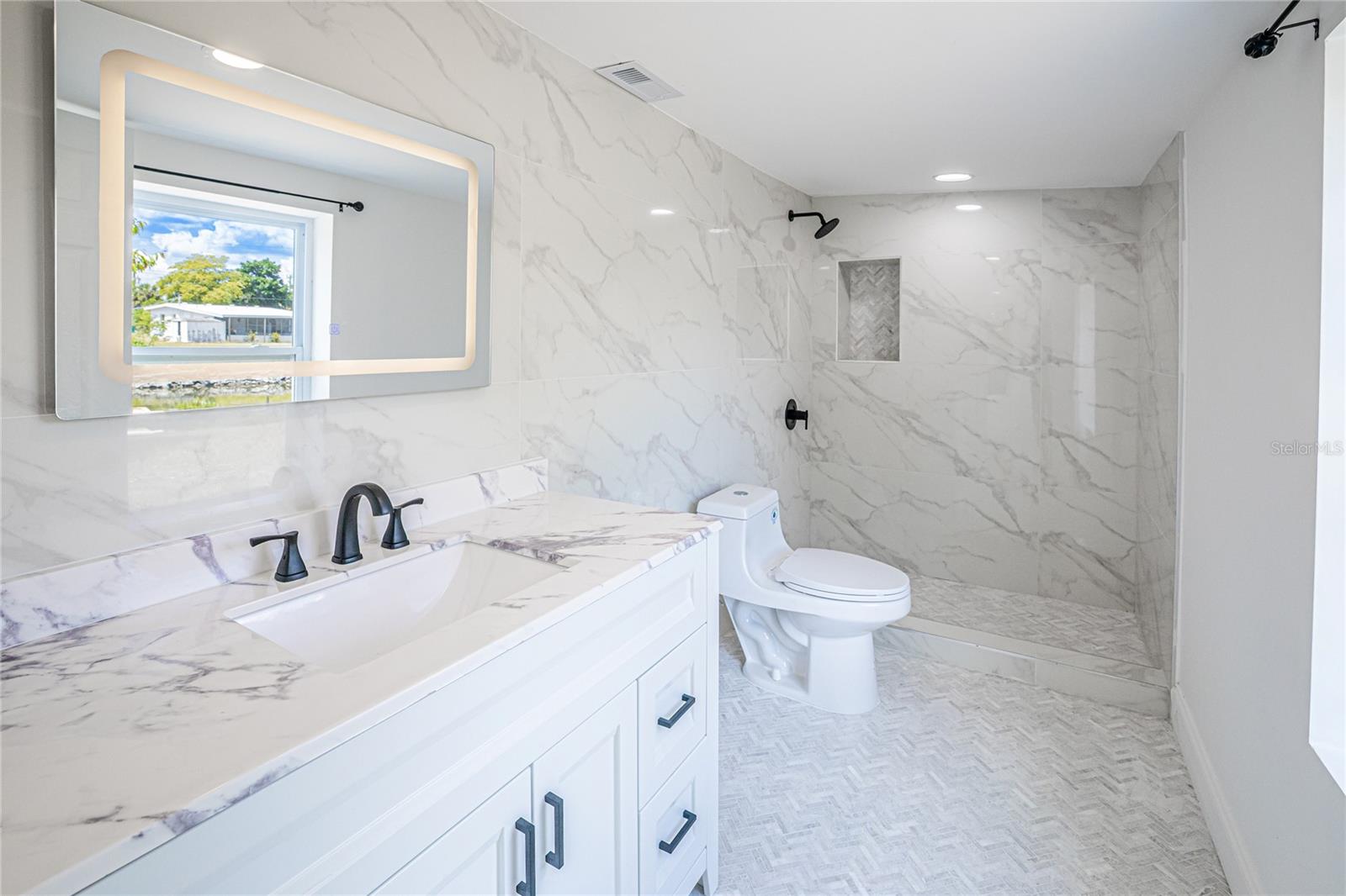 203 WATERWAY CIR NE, PORT CHARLOTTE, FL, 33952