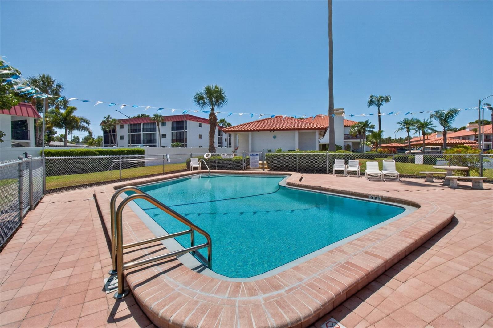 10550 VILLAGE DR #104, SEMINOLE, FL, 33772