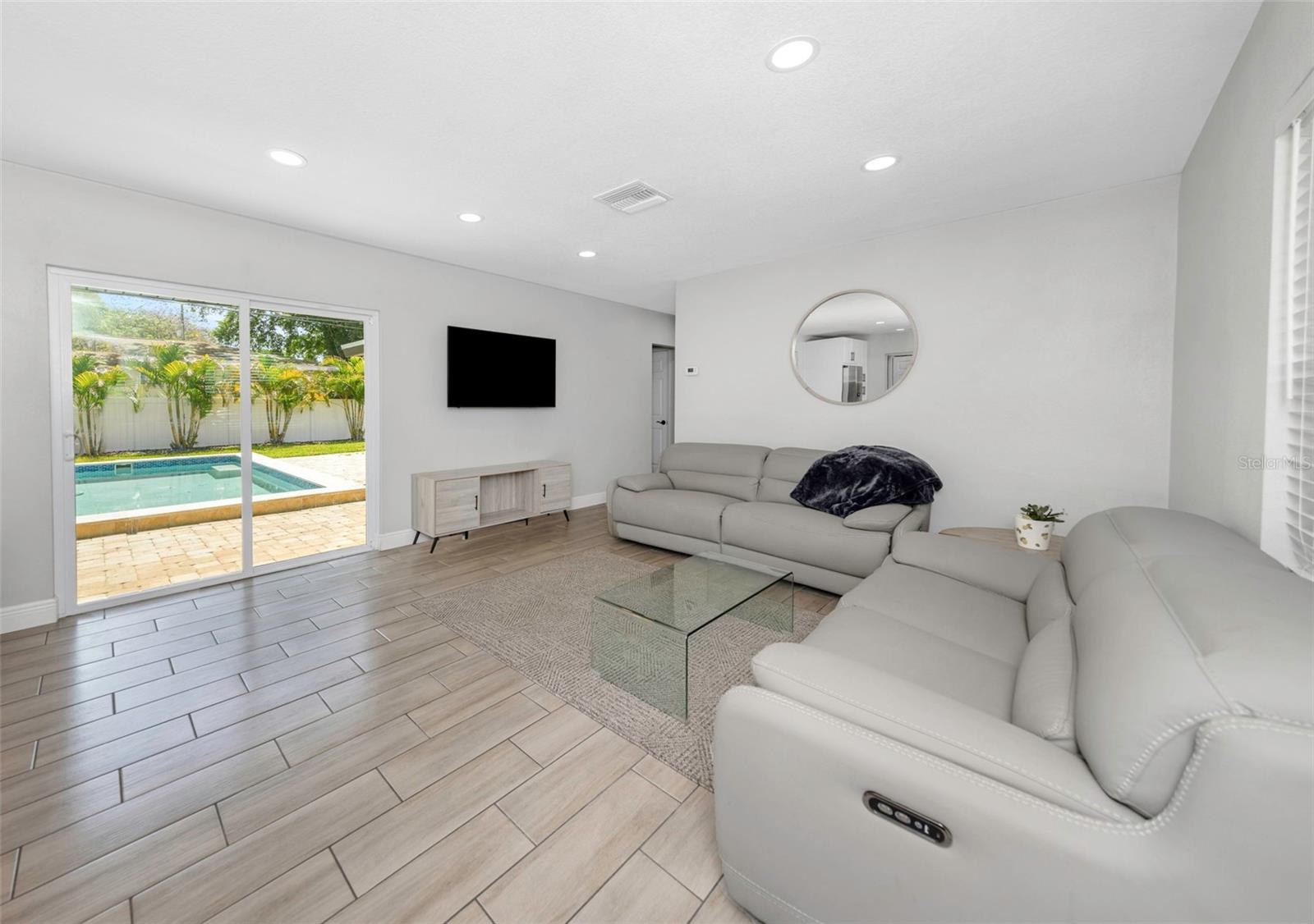 1437 CARLOS AVE, CLEARWATER, FL, 33755