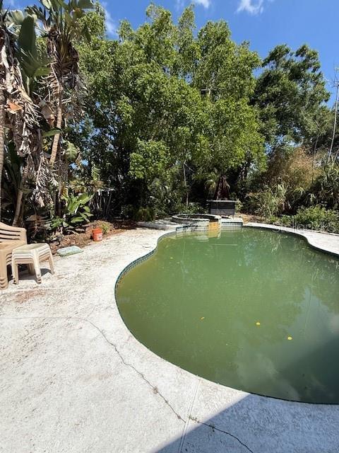 1700 COUNTRY CLUB RD N, ST PETERSBURG, FL, 33710