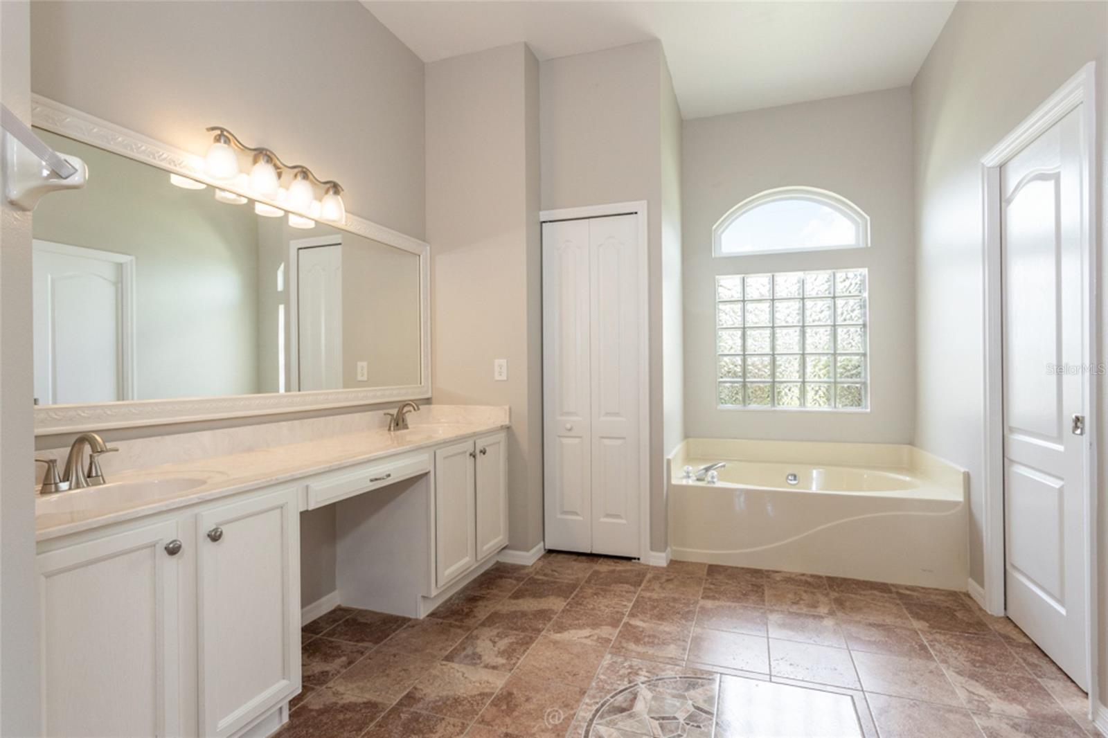 11 EDGEWATER DR, PALM COAST, FL, 32164