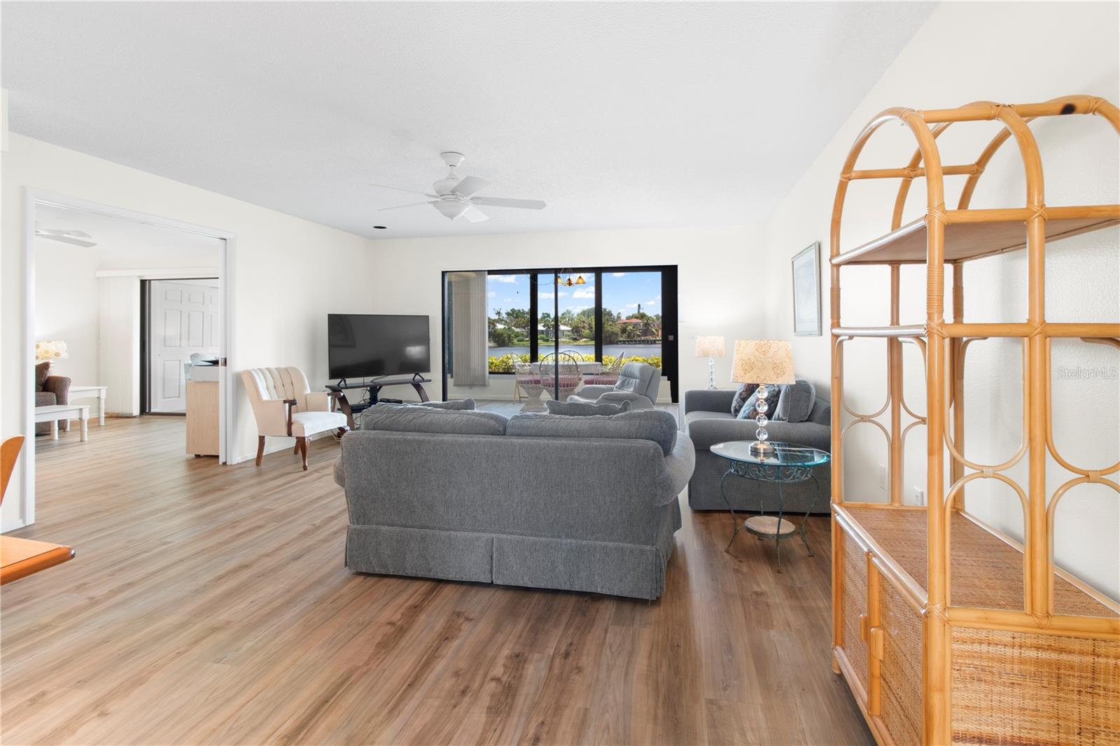 220 LAKEWOOD DR, BRADENTON, FL, 34210
