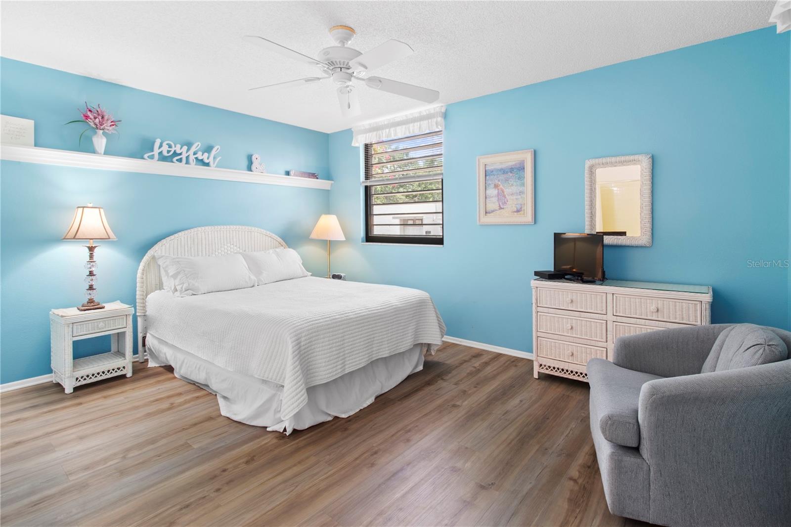 220 LAKEWOOD DR, BRADENTON, FL, 34210