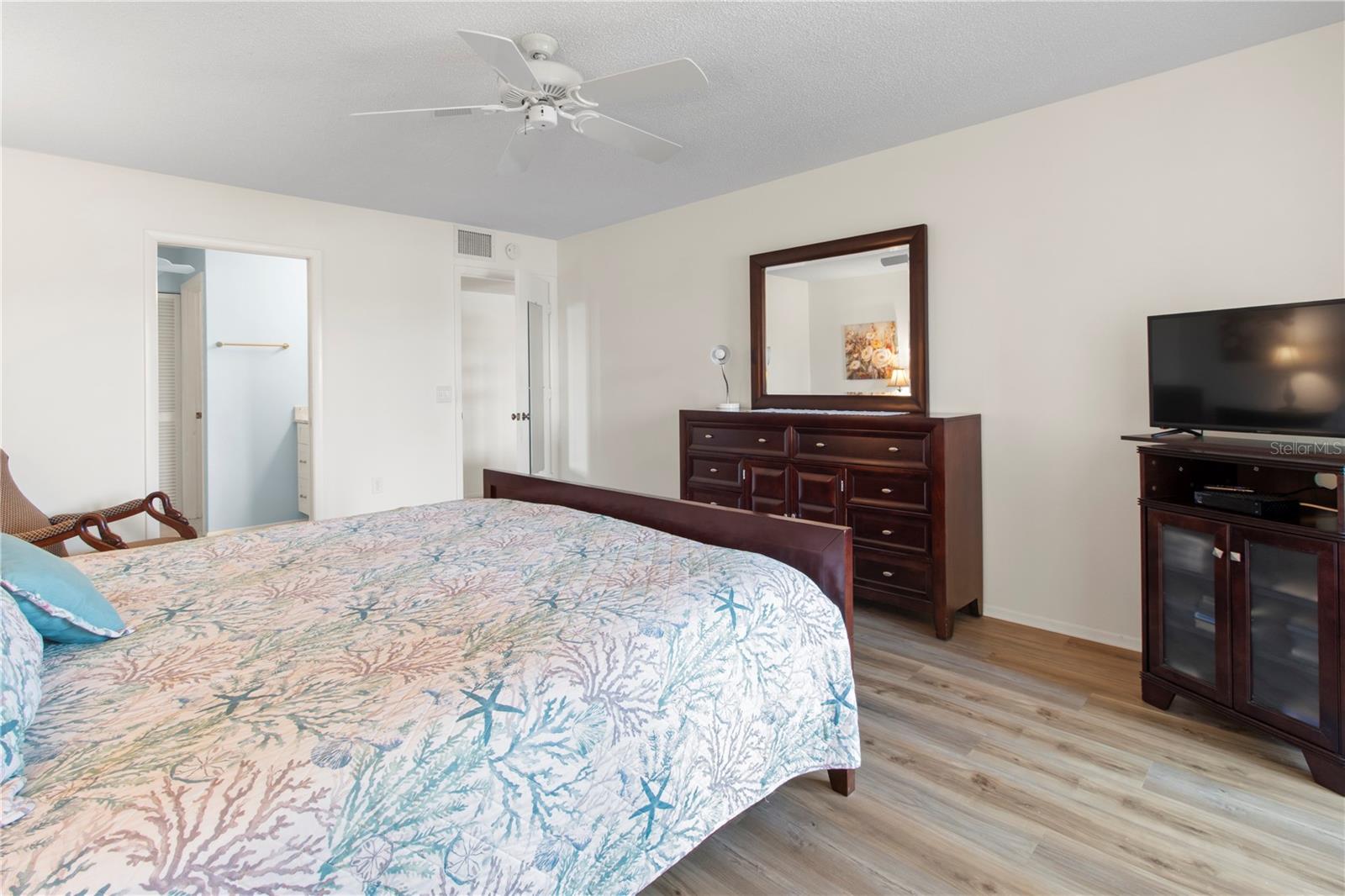 220 LAKEWOOD DR, BRADENTON, FL, 34210
