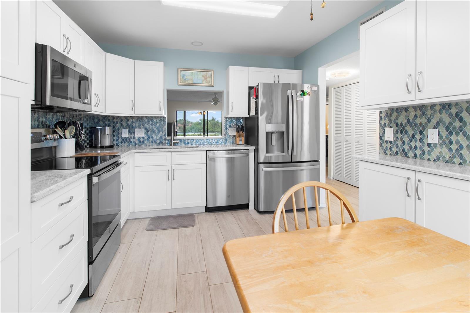 220 LAKEWOOD DR, BRADENTON, FL, 34210