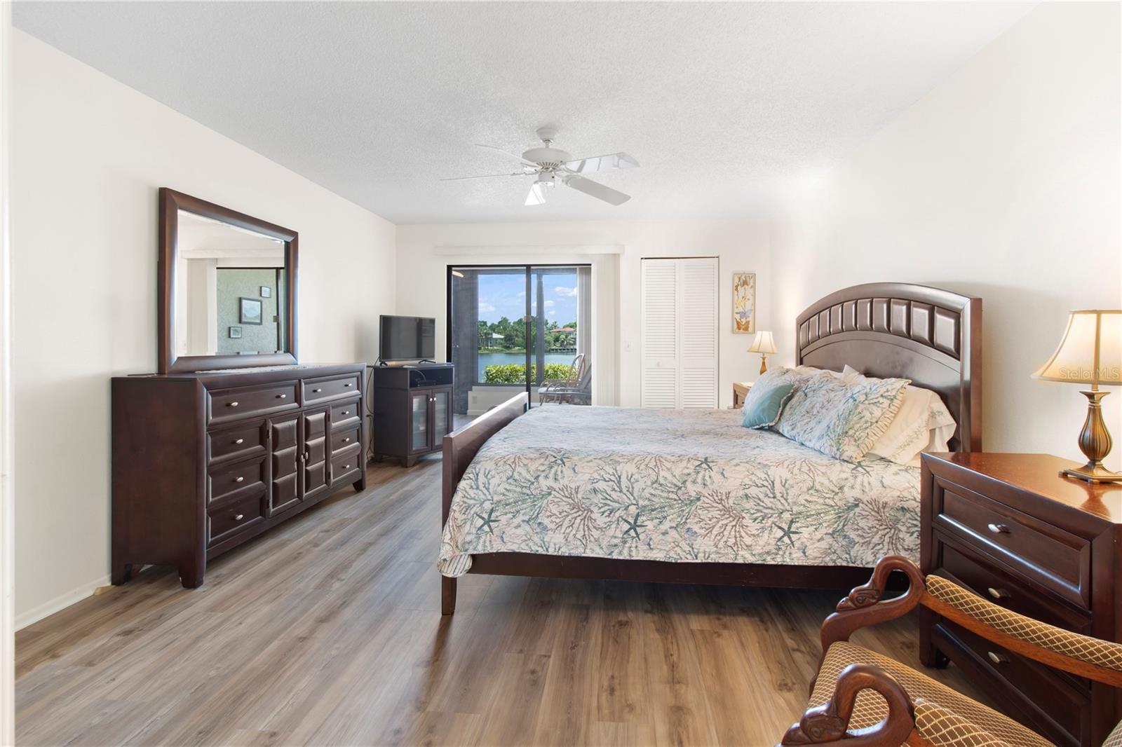 220 LAKEWOOD DR, BRADENTON, FL, 34210