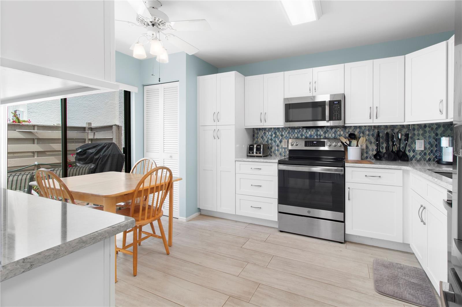 220 LAKEWOOD DR, BRADENTON, FL, 34210