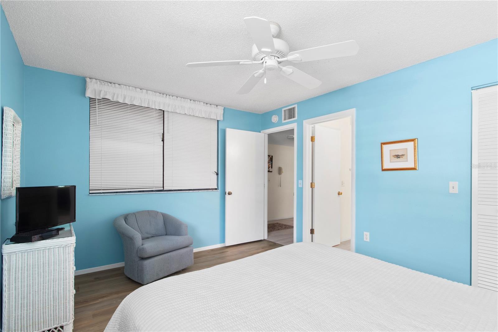220 LAKEWOOD DR, BRADENTON, FL, 34210