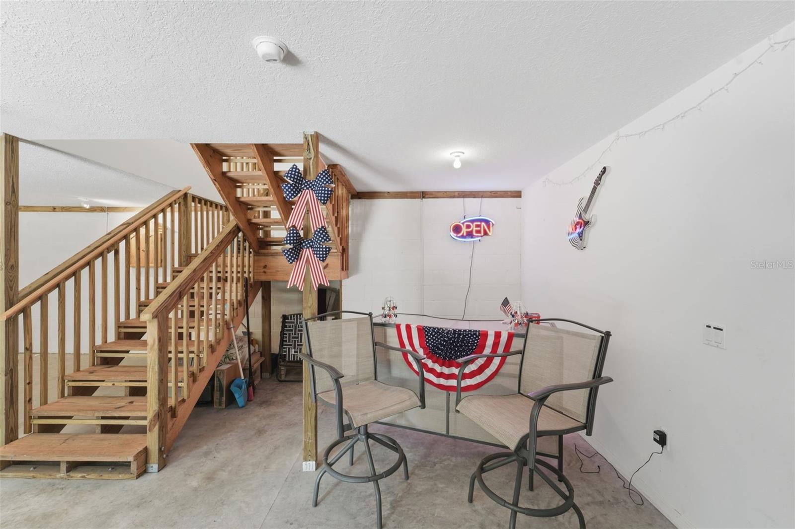 393 S DEXTER AVE, DELAND, FL, 32720