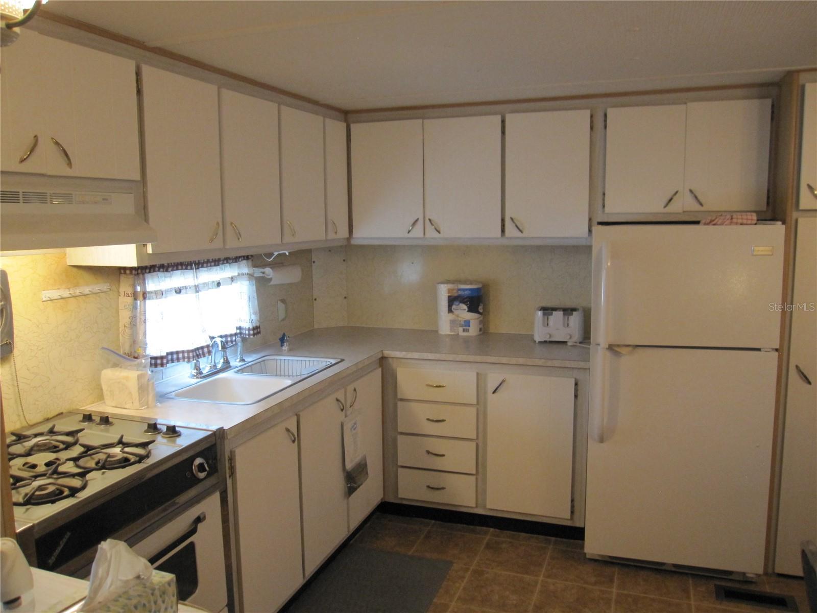 39015 HILLCREST DR, ZEPHYRHILLS, FL, 33542