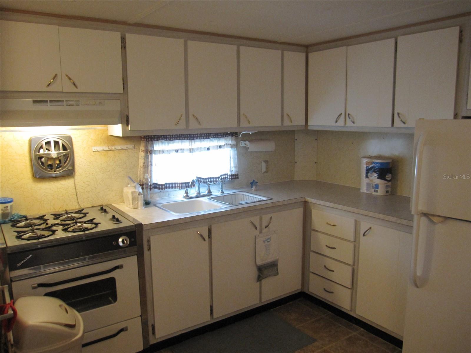 39015 HILLCREST DR, ZEPHYRHILLS, FL, 33542
