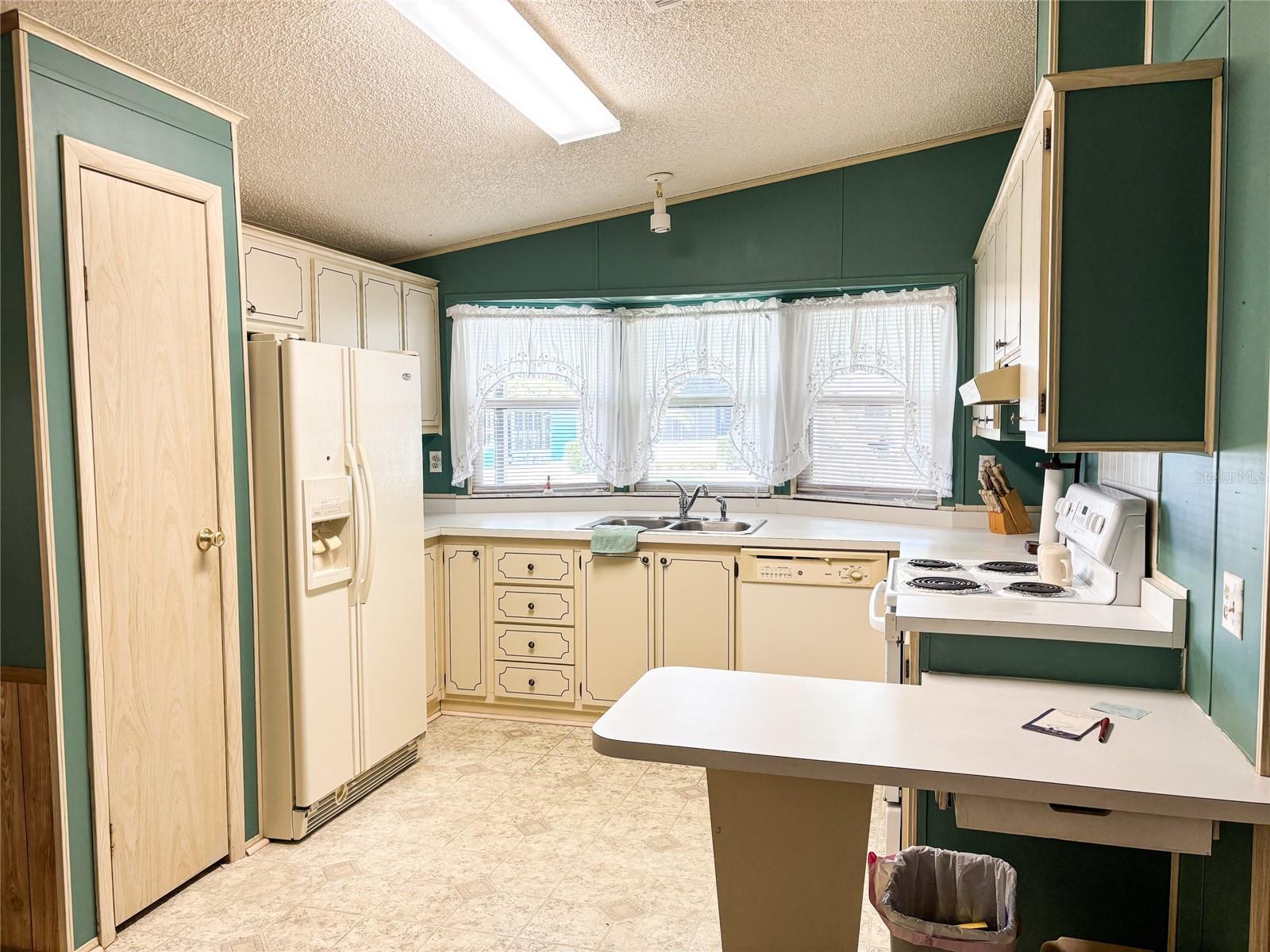 2804 WEKIVA RD, TAVARES, FL, 32778