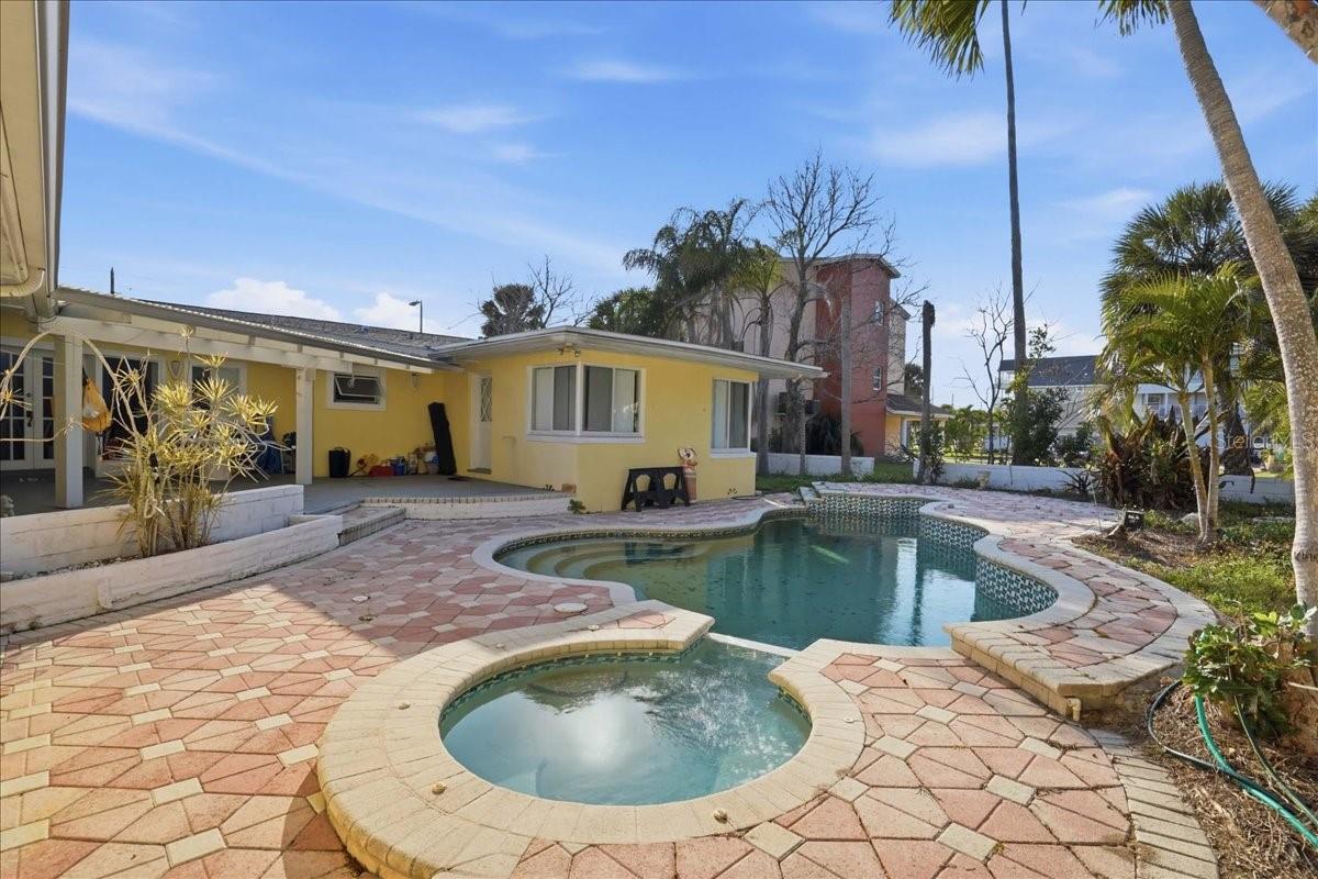 16007 GULF BLVD, REDINGTON BEACH, FL, 33708