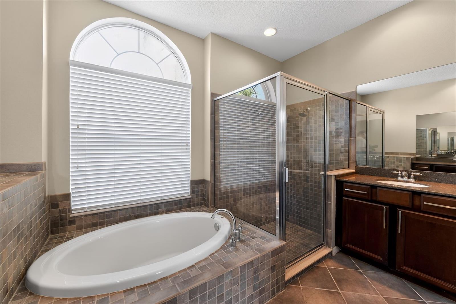 1833 MIRA LAGO CIR, RUSKIN, FL, 33570