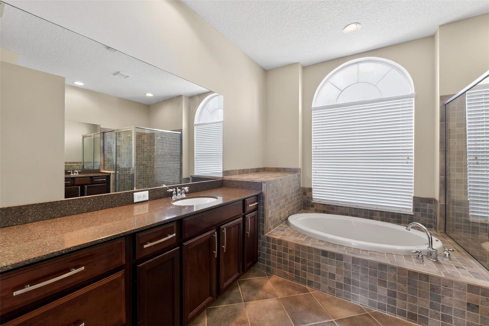 1833 MIRA LAGO CIR, RUSKIN, FL, 33570