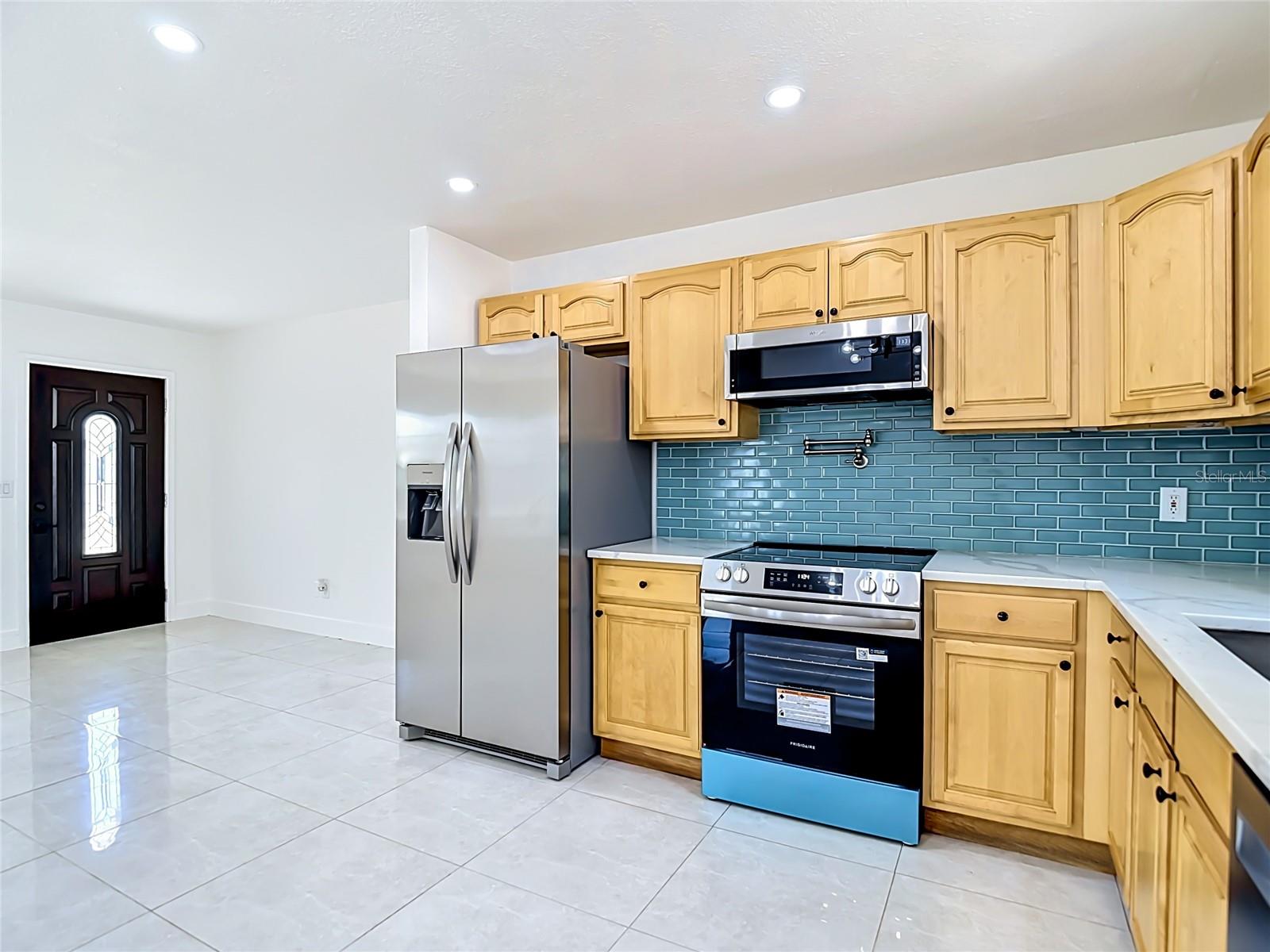 8639 MAY CIR, TAMPA, FL, 33614