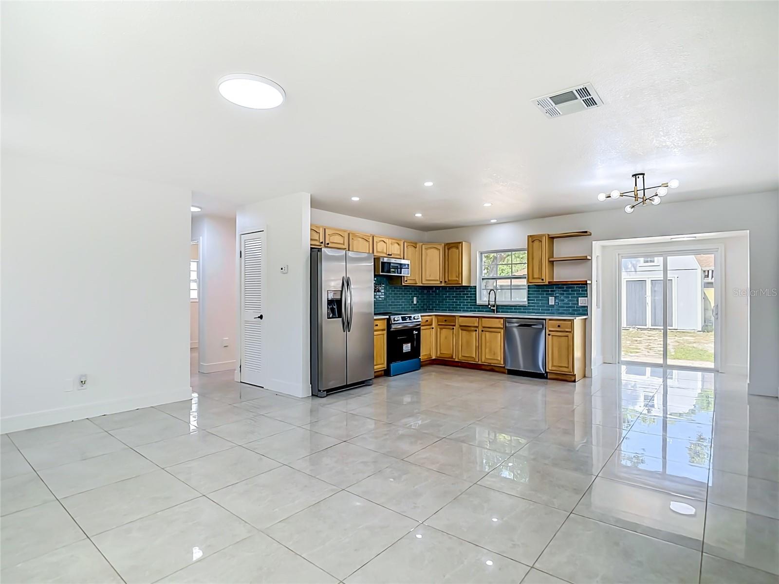 8639 MAY CIR, TAMPA, FL, 33614