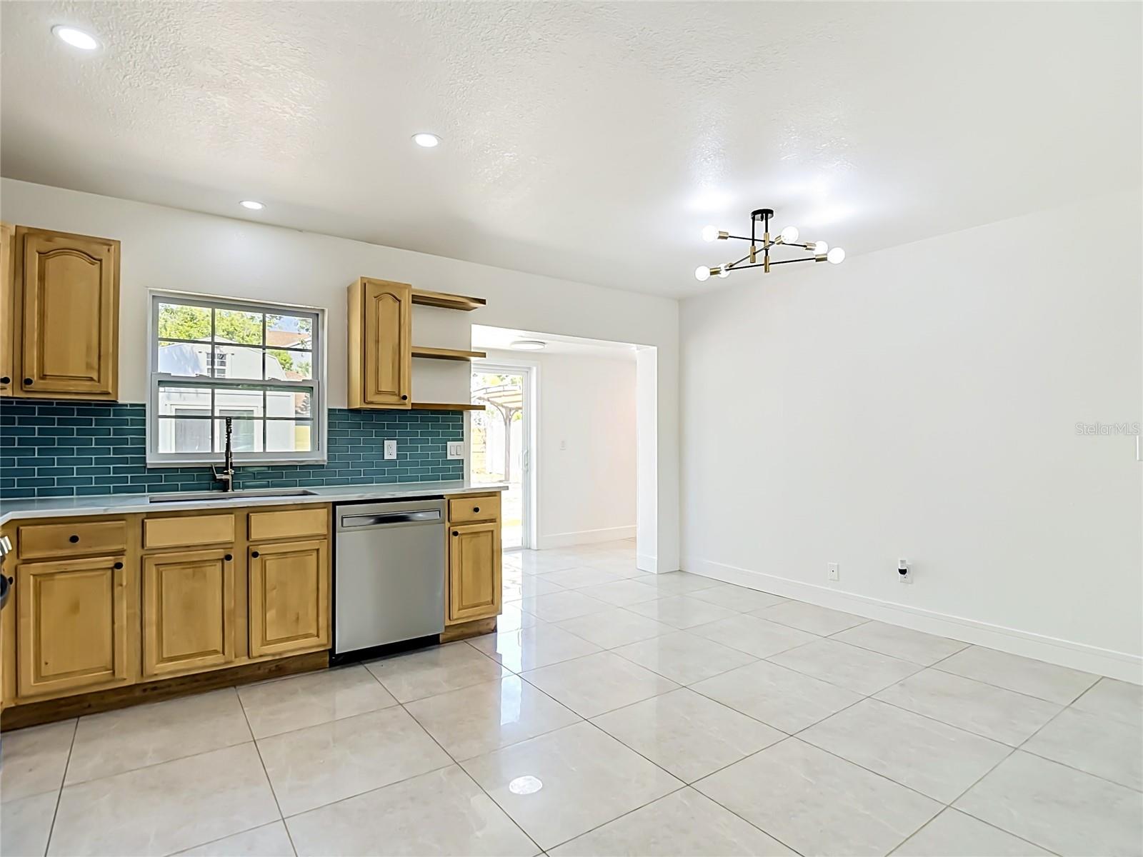 8639 MAY CIR, TAMPA, FL, 33614