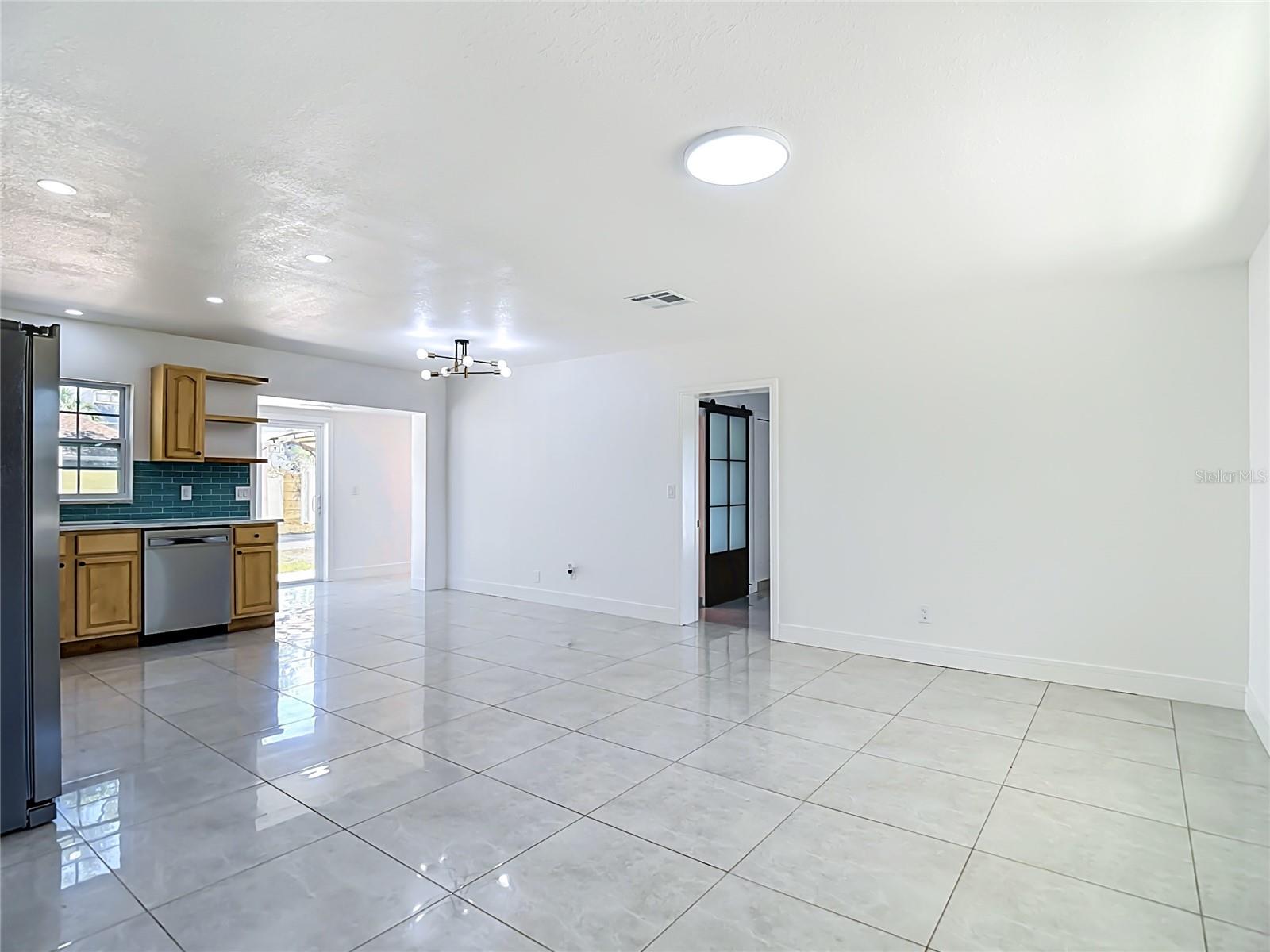 8639 MAY CIR, TAMPA, FL, 33614