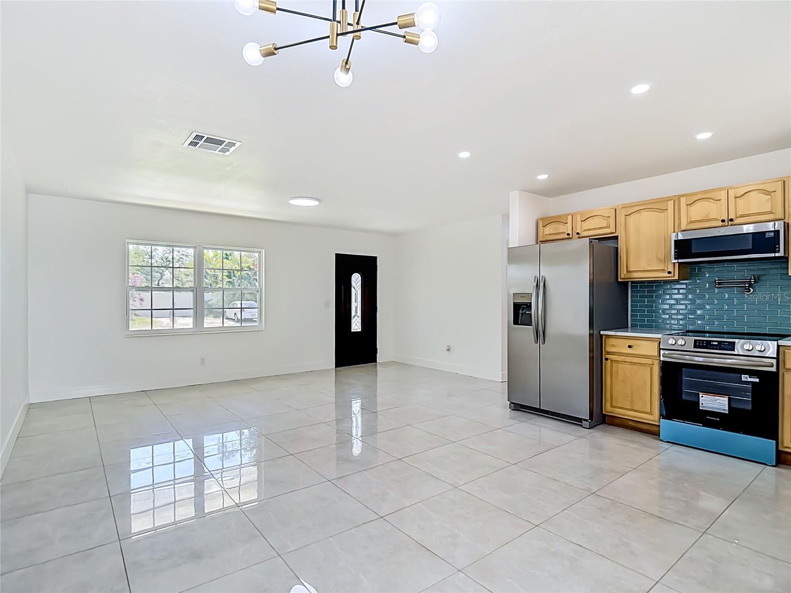 8639 MAY CIR, TAMPA, FL, 33614