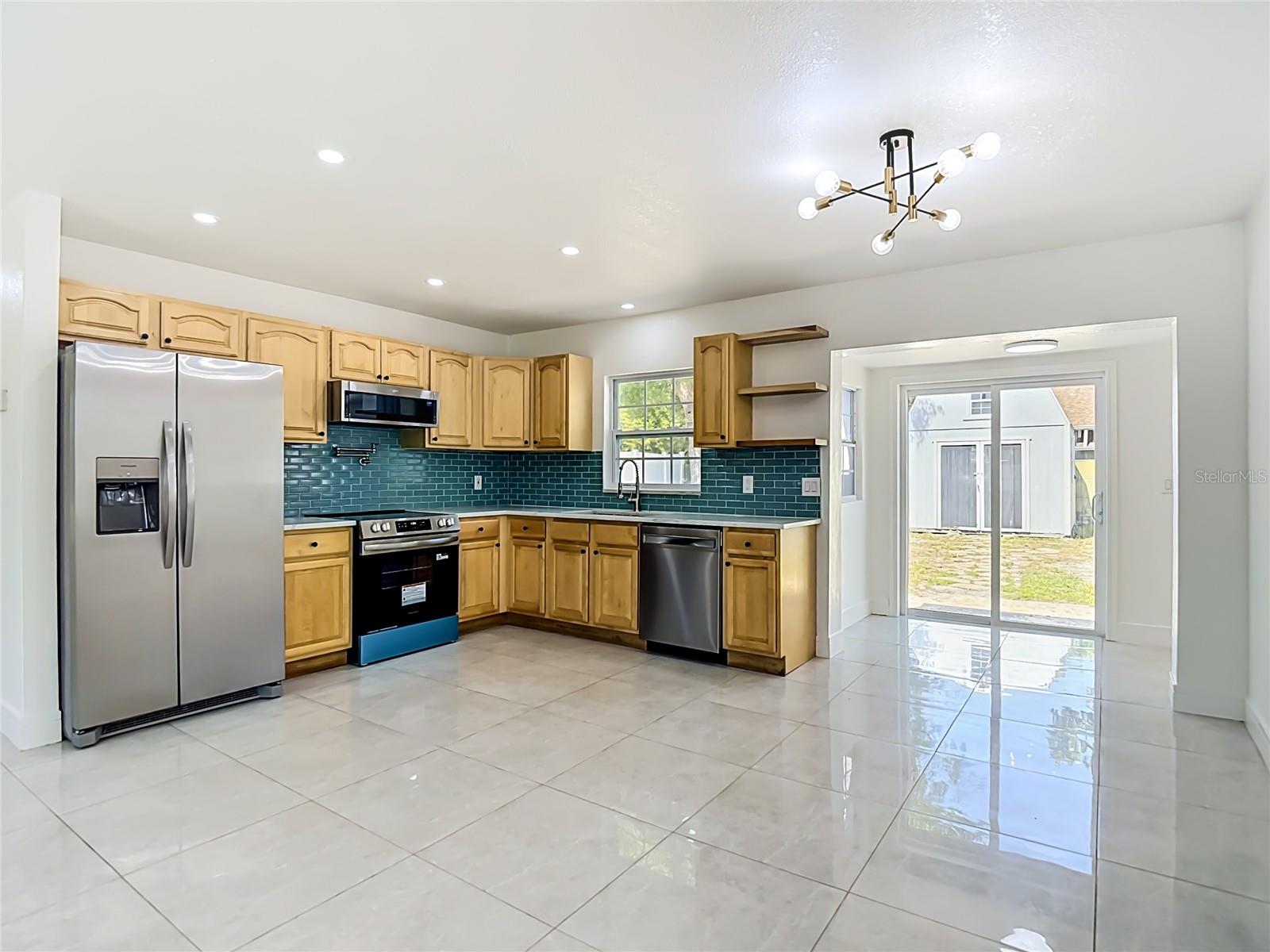 8639 MAY CIR, TAMPA, FL, 33614
