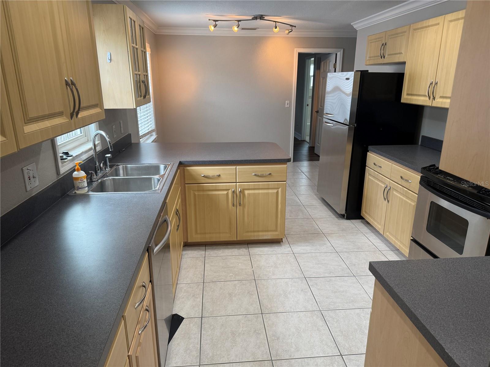 8601 RUE CHATEAU DR, LARGO, FL, 33777