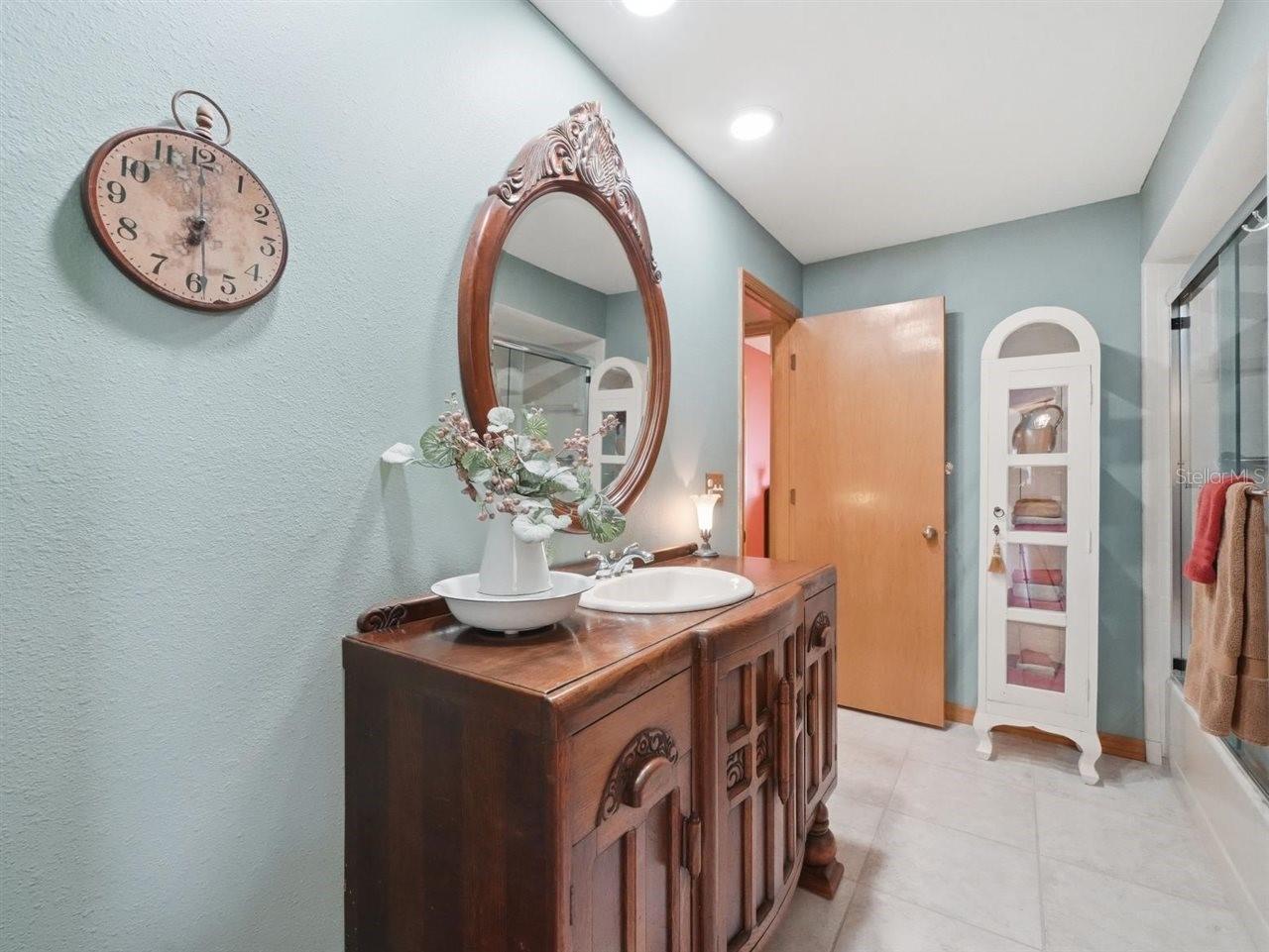 5046 BARROWE DR, TAMPA, FL, 33624