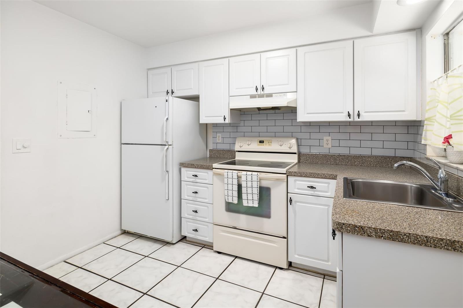 4001 GROVELAND AVE, SARASOTA, FL, 34231