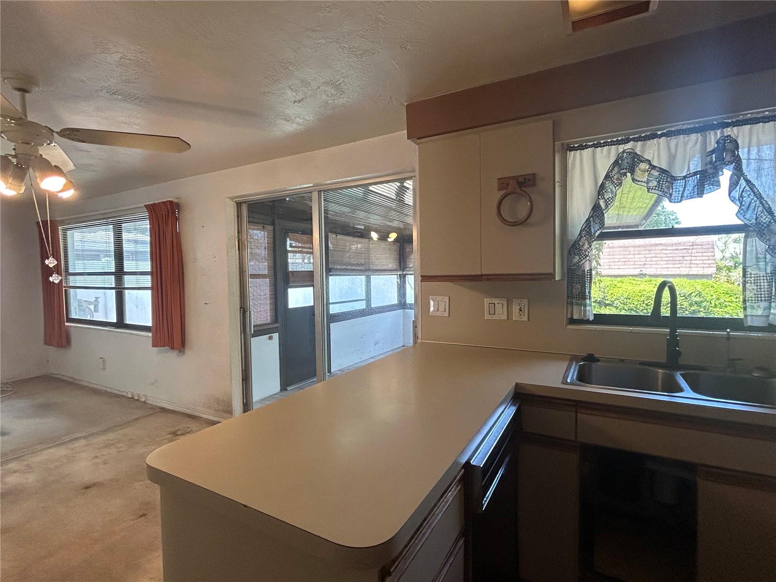 10463 VALENCIA RD, SEMINOLE, FL, 33772