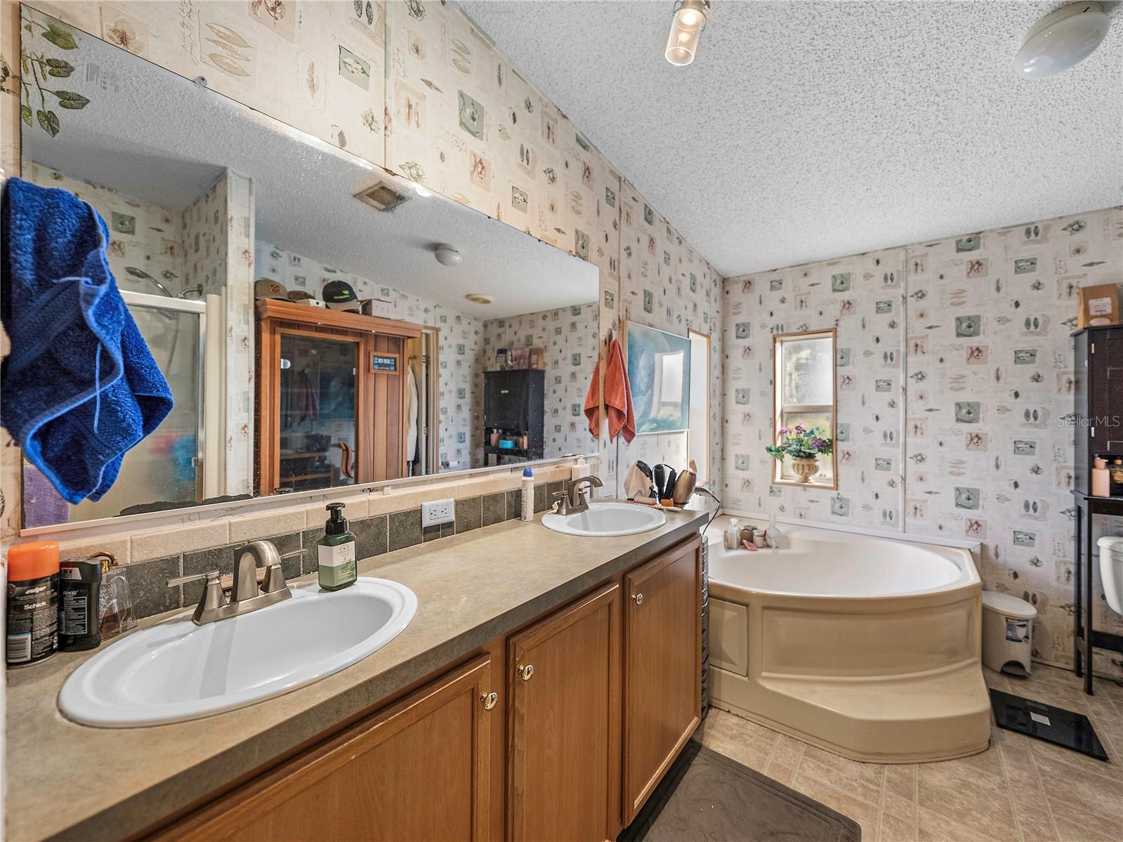 11404 LITHIA PINECREST RD, LITHIA, FL, 33547