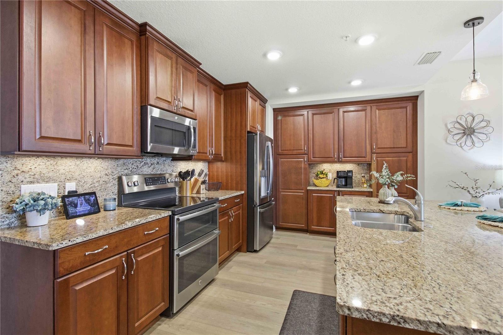 395 ARUBA CIR #102, BRADENTON, FL, 34209