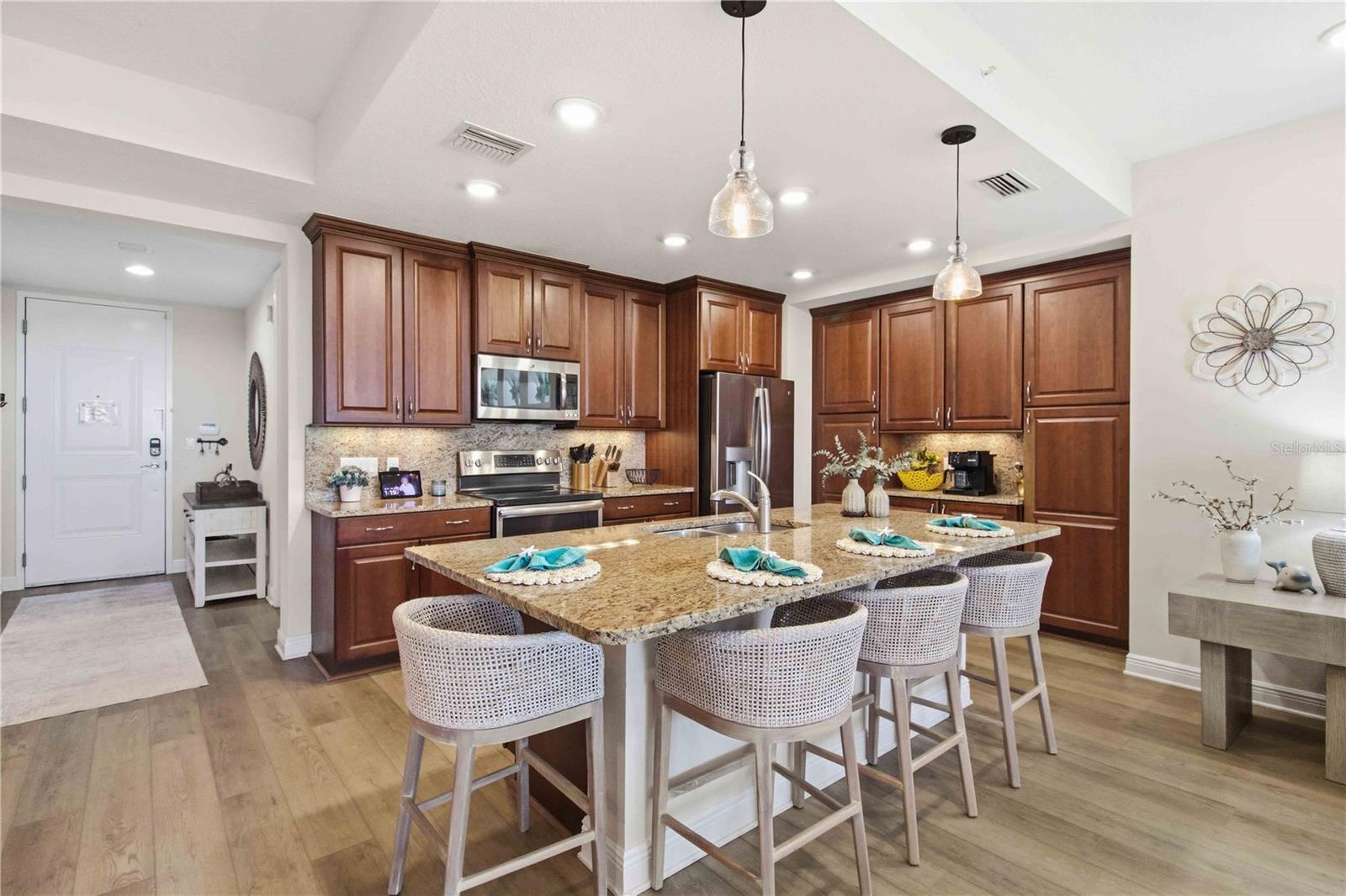 395 ARUBA CIR #102, BRADENTON, FL, 34209