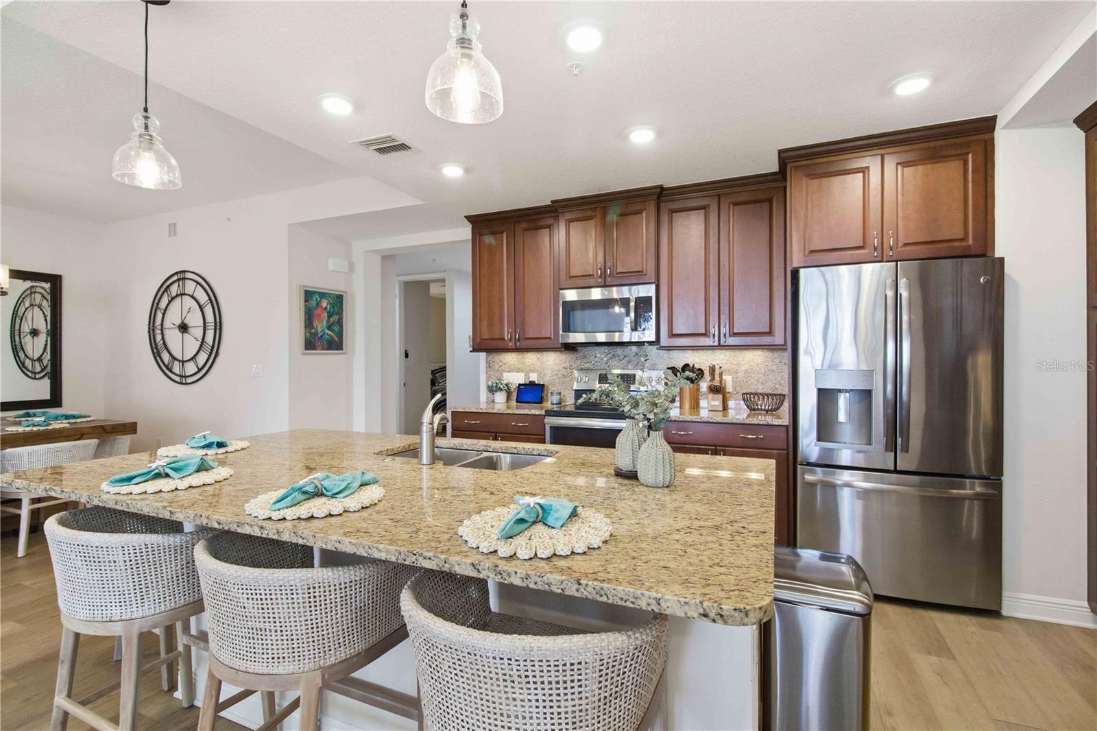 395 ARUBA CIR #102, BRADENTON, FL, 34209