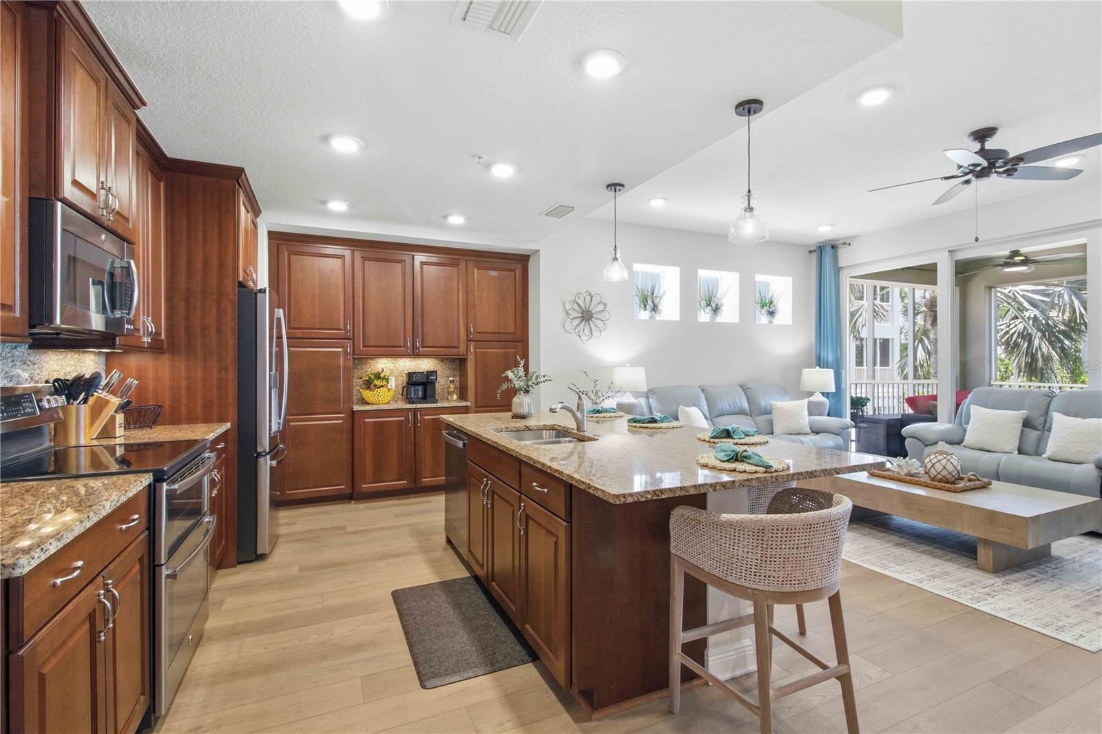 395 ARUBA CIR #102, BRADENTON, FL, 34209