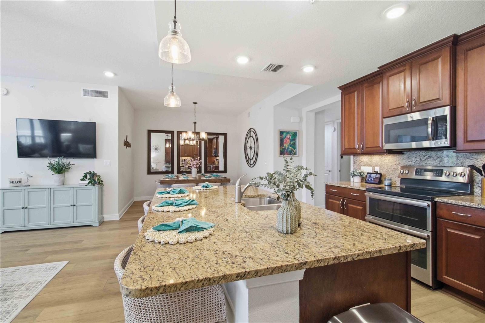 395 ARUBA CIR #102, BRADENTON, FL, 34209