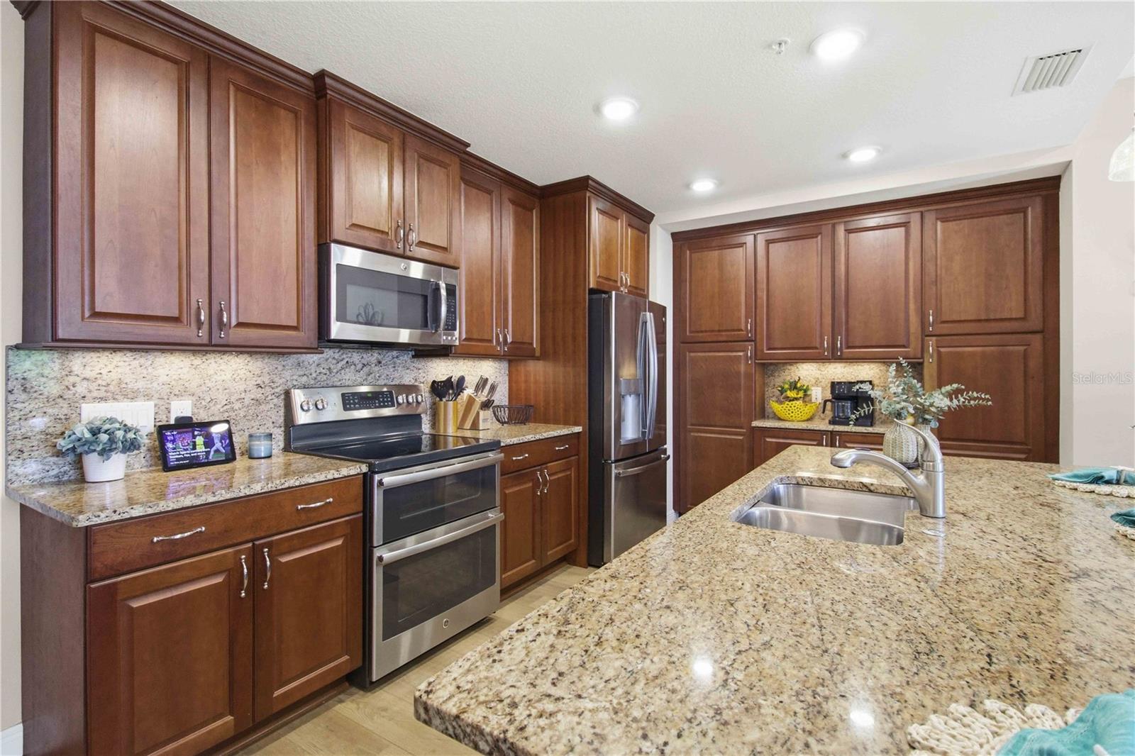 395 ARUBA CIR #102, BRADENTON, FL, 34209