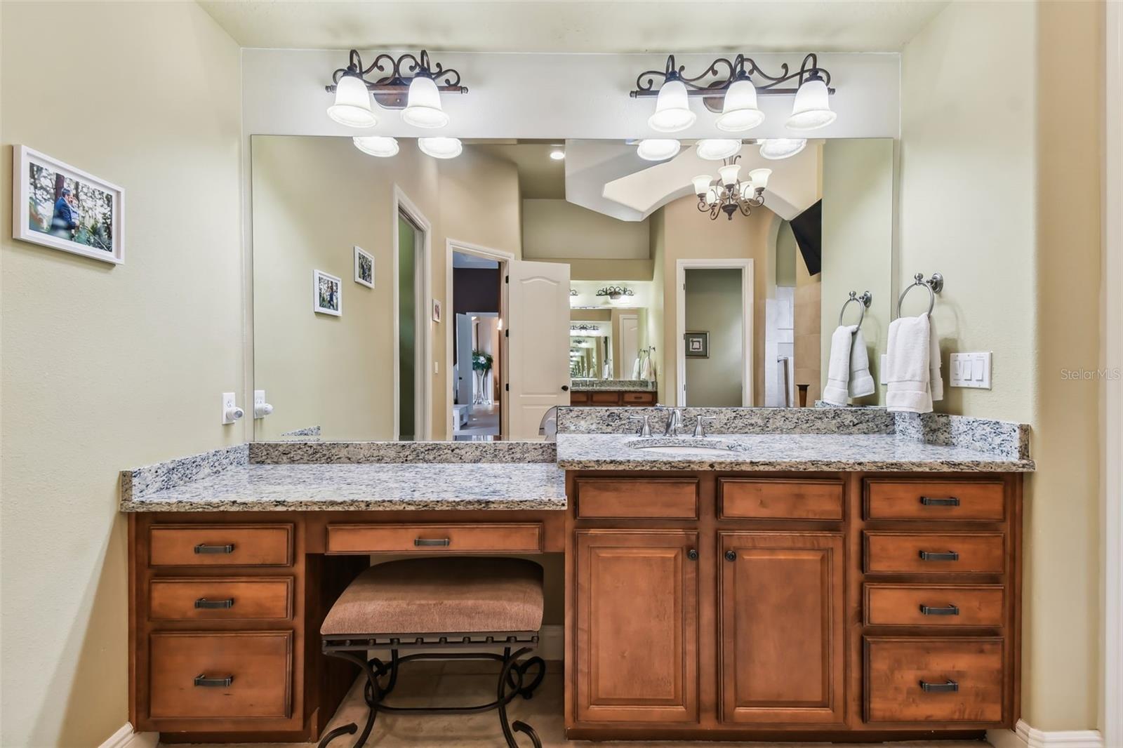 12709 MANNHURST OAK LN, LITHIA, FL, 33547