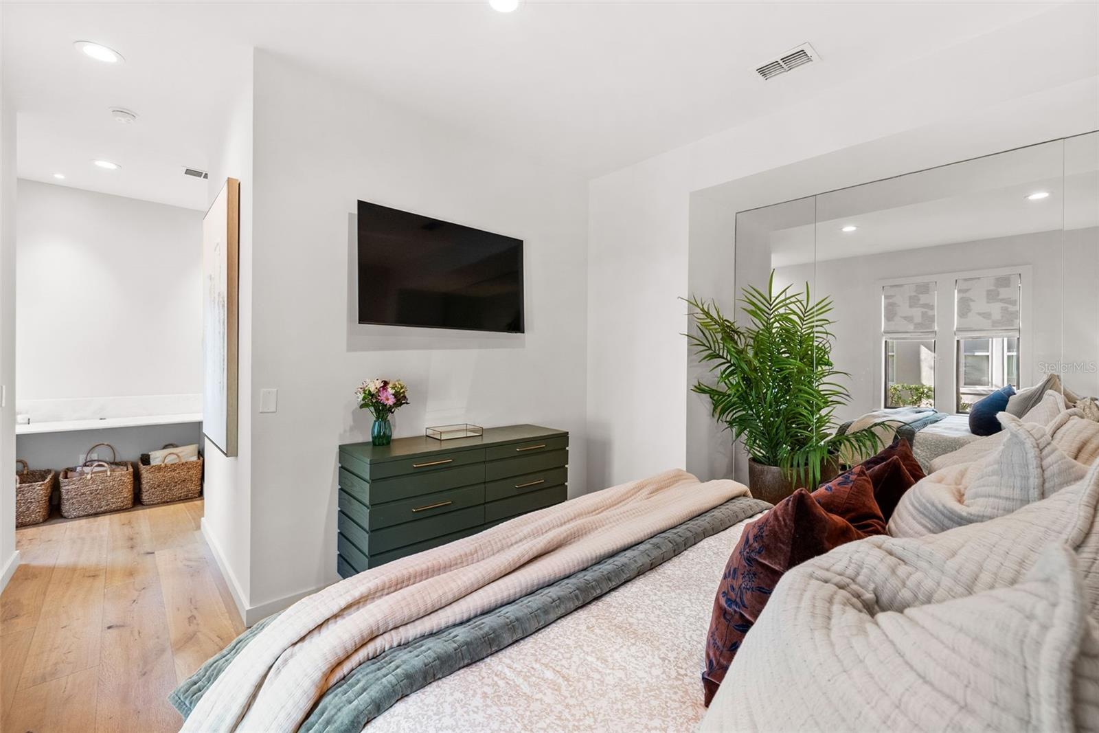 1123 ABBEYS WAY, TAMPA, FL, 33602