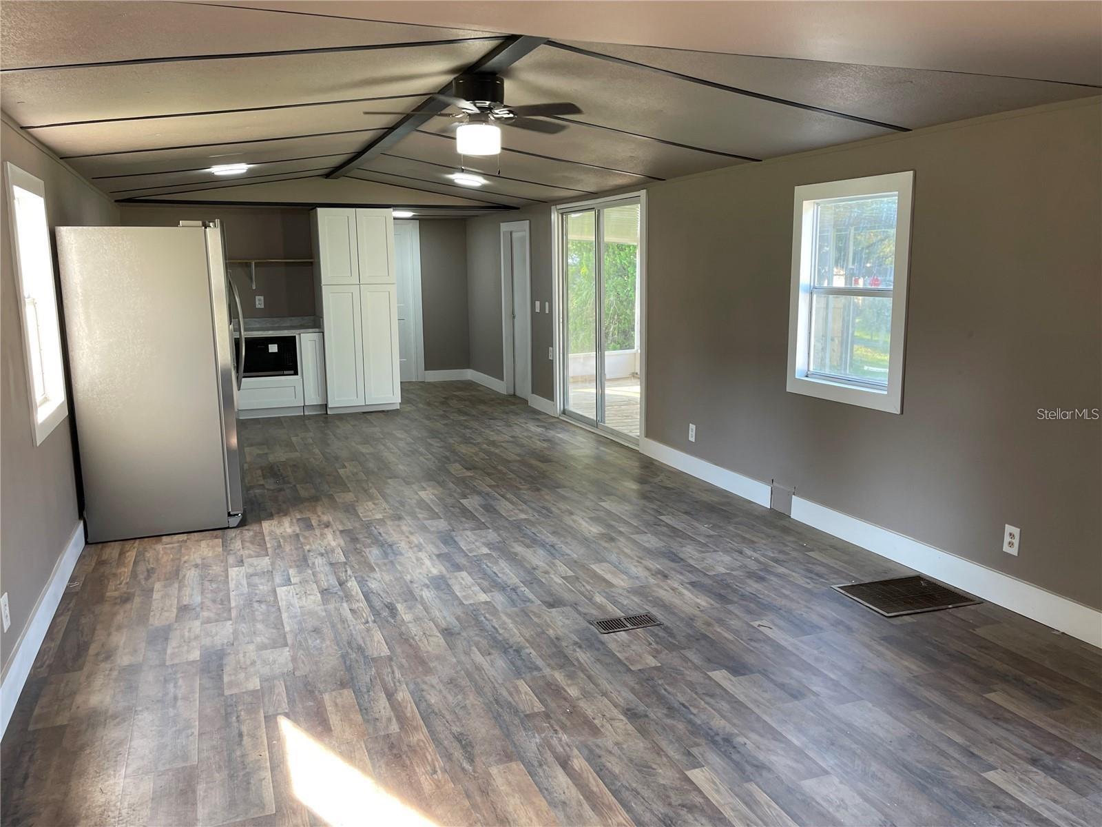 101 CAROLINE AVE, LADY LAKE, FL, 32159